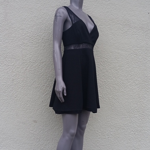 BCBGENERATION LADIES BLACK SLEEVELESS V NECK MINI SKIRT W/ LACED TRIM (VIETNAM) - Picture 5 of 17